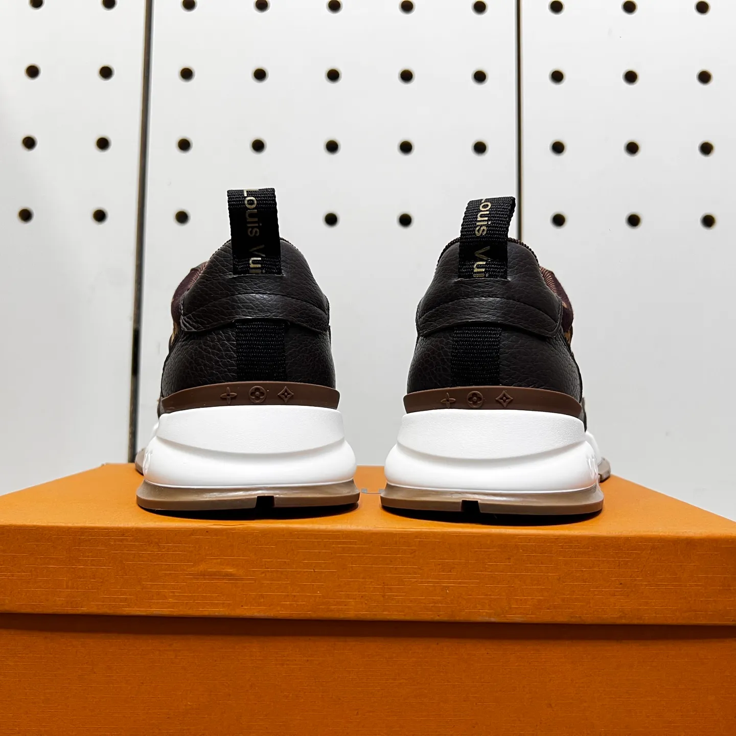 Factory price: 438💰LVZhe's new casual sports shoes for men👉 👉 Fashionable and versatile, 💞 simple and elegant style, 🔊 The fabric is made of imported cowhide with original fabric, ☑️Sheepskin feet inside, original wear-resistant rubber outsole, exclusive new style, actual shot, three colors available, code number: 38-44, (45 can be customized)